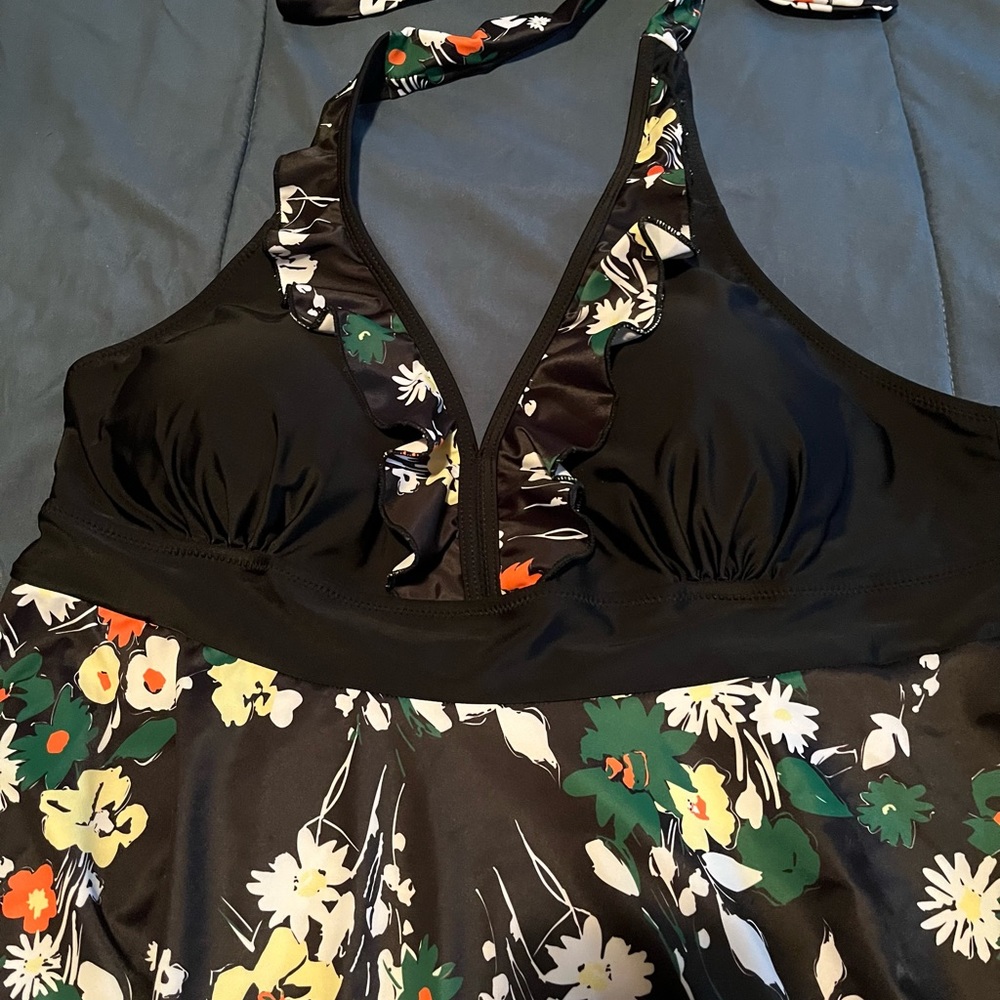 Women’s 3X BRAND NEW No Tag 2 piece swim suit.  Never worn.